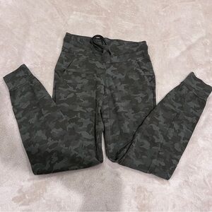 Lululemon Ready to Rulu high rise ⅞ joggers camo print size 4